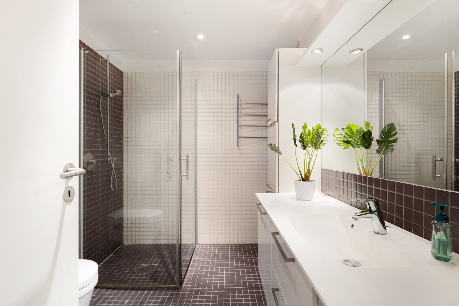 Romslig og stilrent bad med nyere innredning. Galleribilde