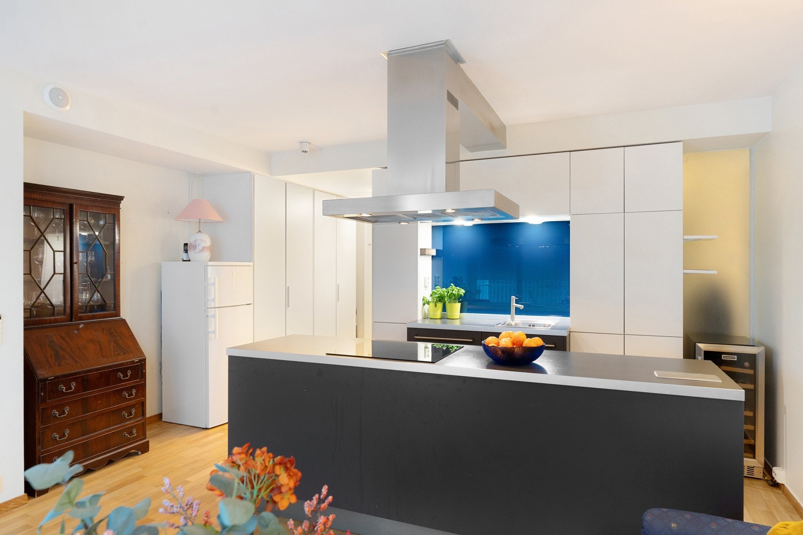 Integrerte hvitevarer som induksjonstopp, stekeovn og oppvaskmaskin. Galleribilde