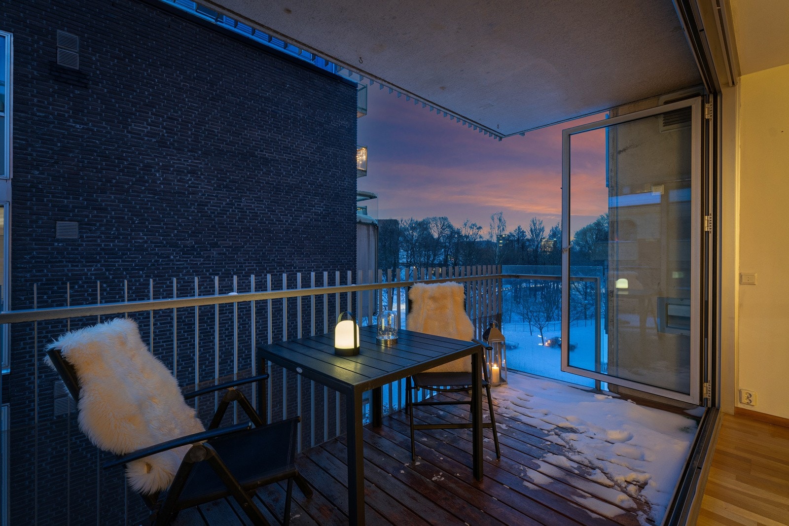 Fin plass til utemøblement og dører som kan trekkes helt til siden. Galleribilde