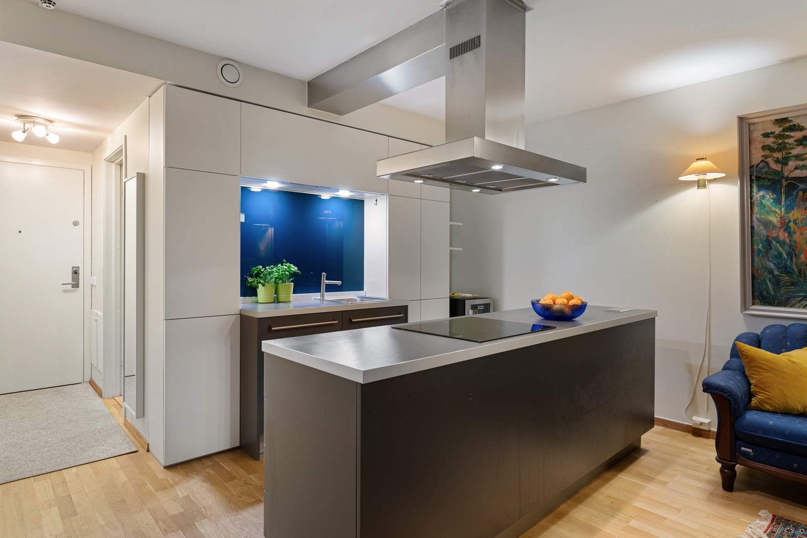 Avsatt plass til frittstående kjøl-/fryseskap og avtrekk via mekanisk/balansert avtrekksanlegg. Galleribilde