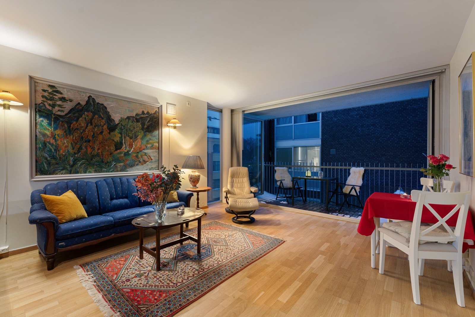 Stor stue med god plass til både romslig salong og spisestuebord. Galleribilde