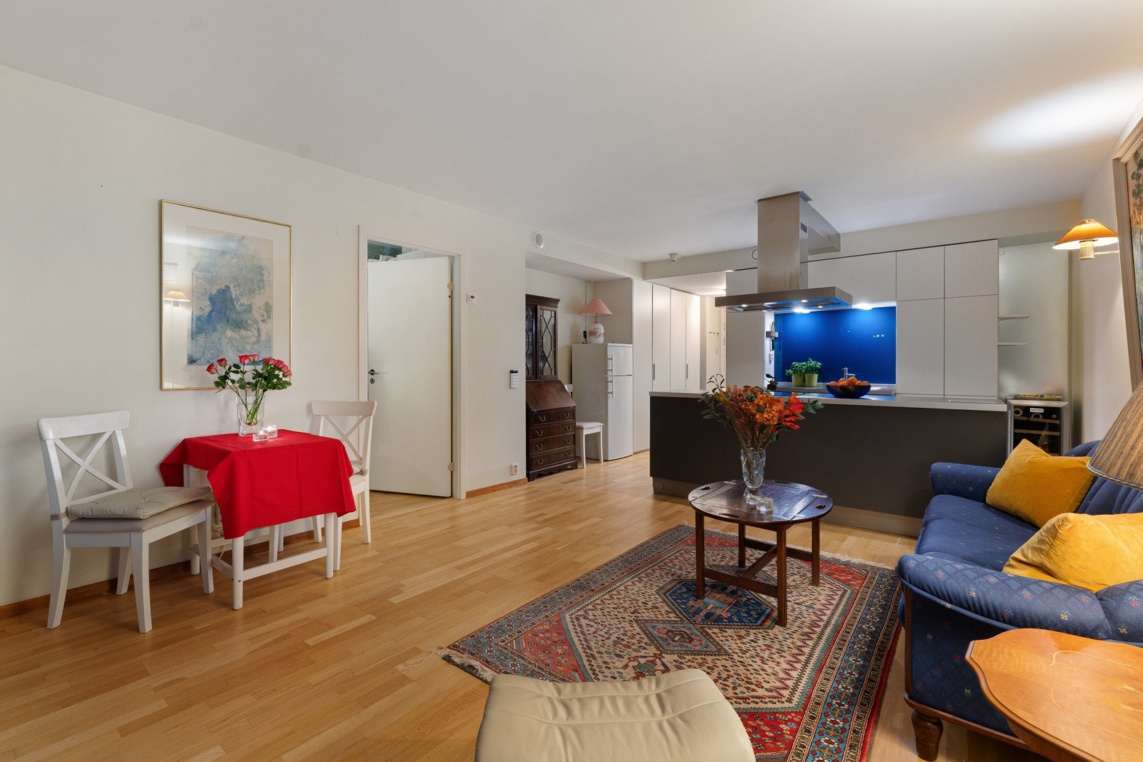 Fin plass til spisebord i overgangen mellom kjøkken og stue. Galleribilde