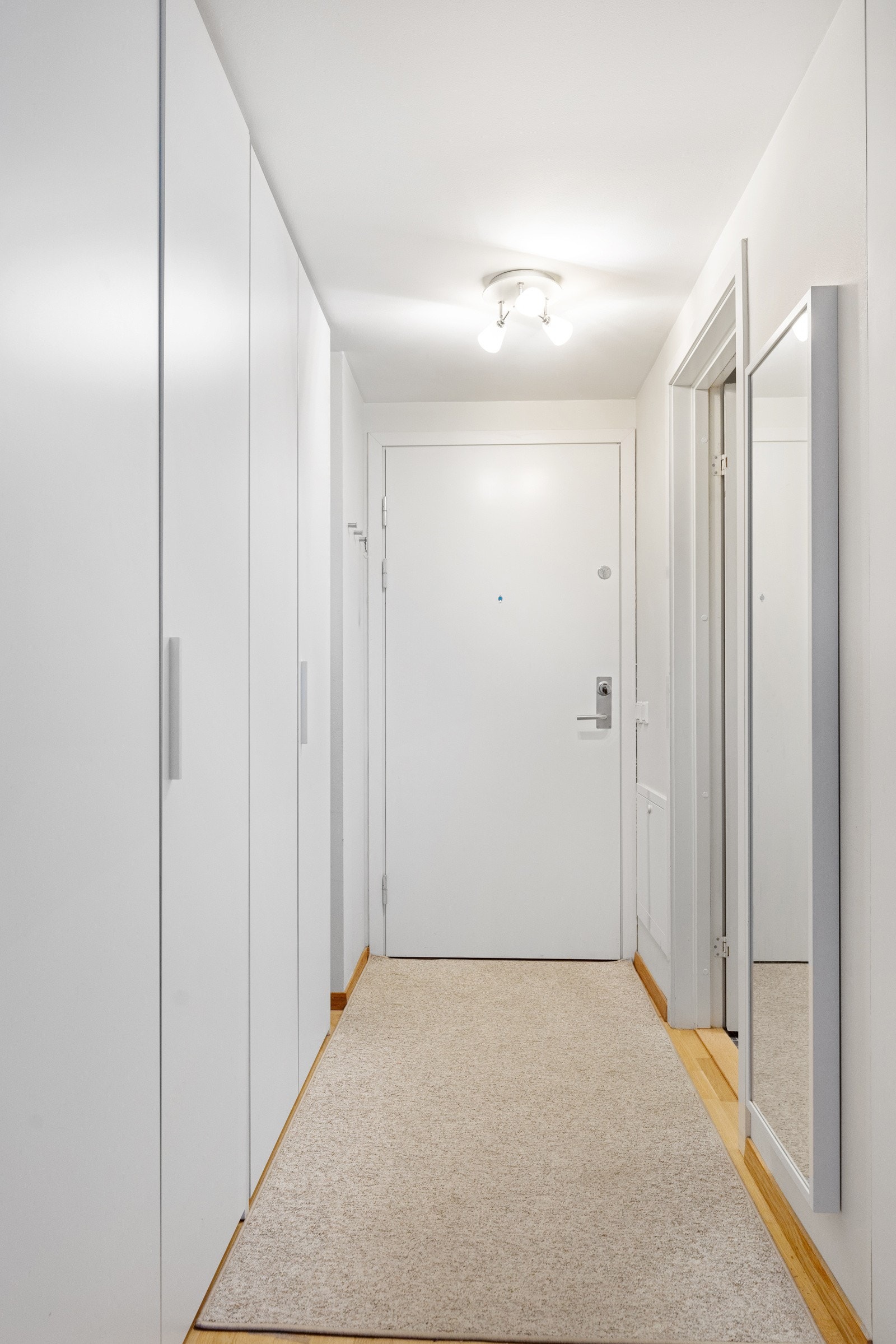 Innbydende entré med rikelig med lagringsplass - Ekstra lagringsplass i disponibel kjellerbod på ca. 5 kvm. Galleribilde