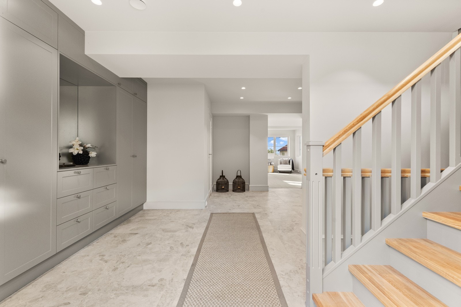 Innredet med et stort møbelsnekret garderobeskap hvor det er rikelig med skapplass. Galleribilde