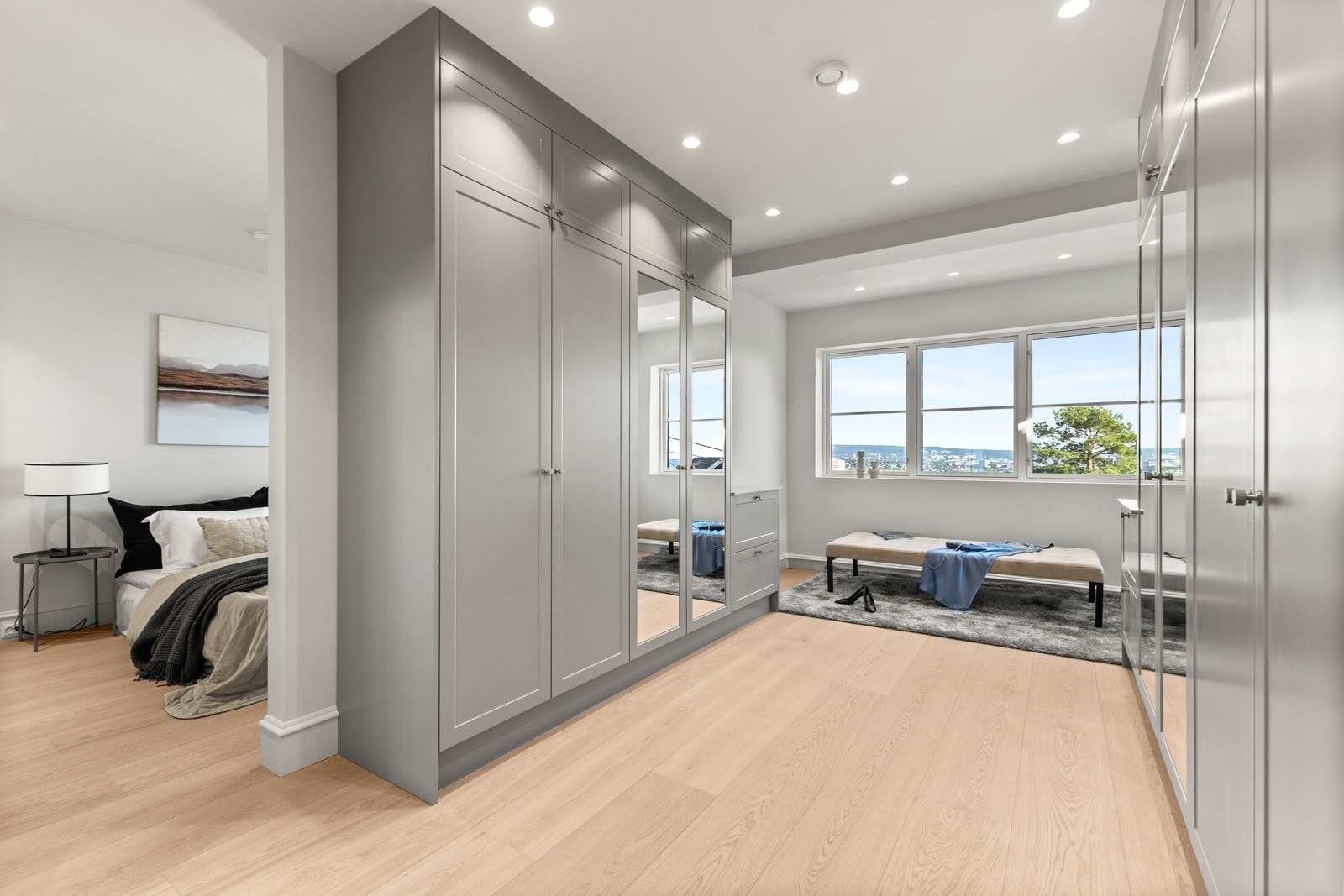 Stort walk-in-closet hvor det er rikelig med skapplass. Galleribilde