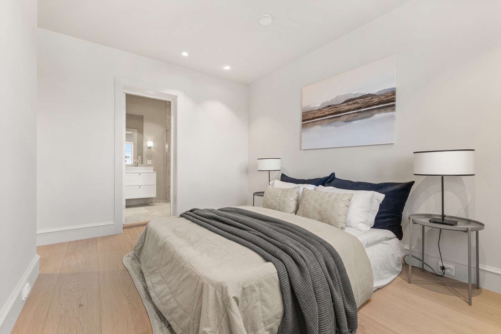 Elegant hovedsoverom av god størrelse med god plass til dobbeltseng, nattbord og kommode. Galleribilde