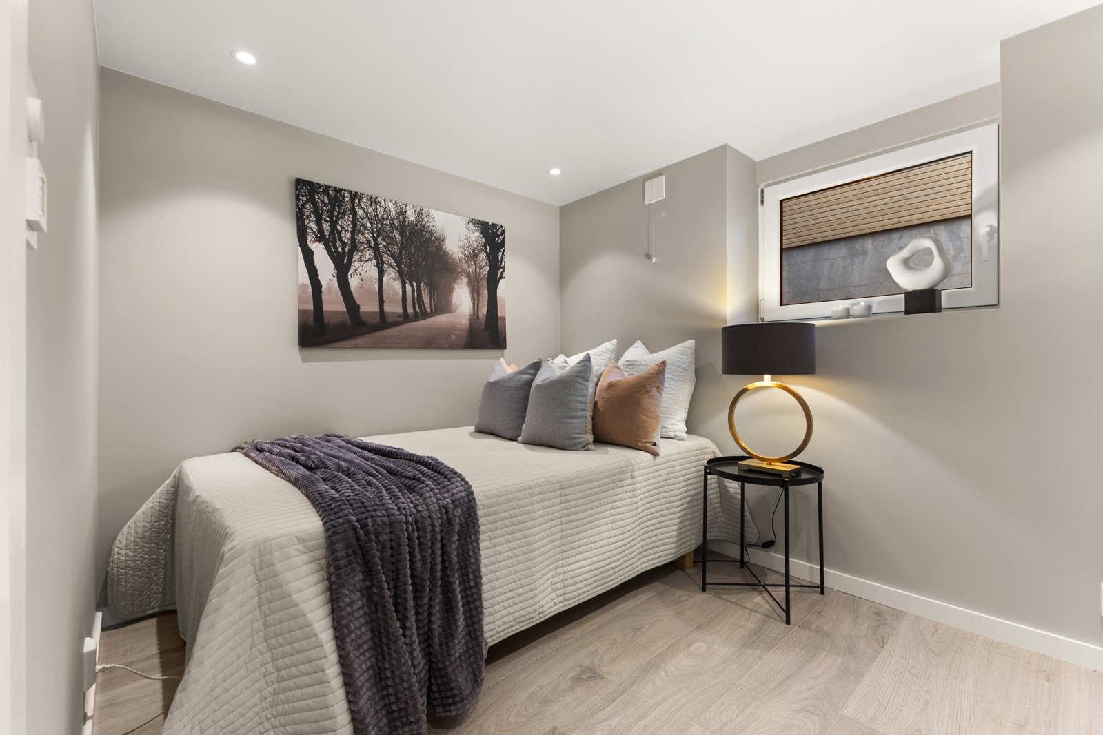 Hybel - Flott soverom med god plass til seng, nattbord, kommode/garderobeskap. Galleribilde