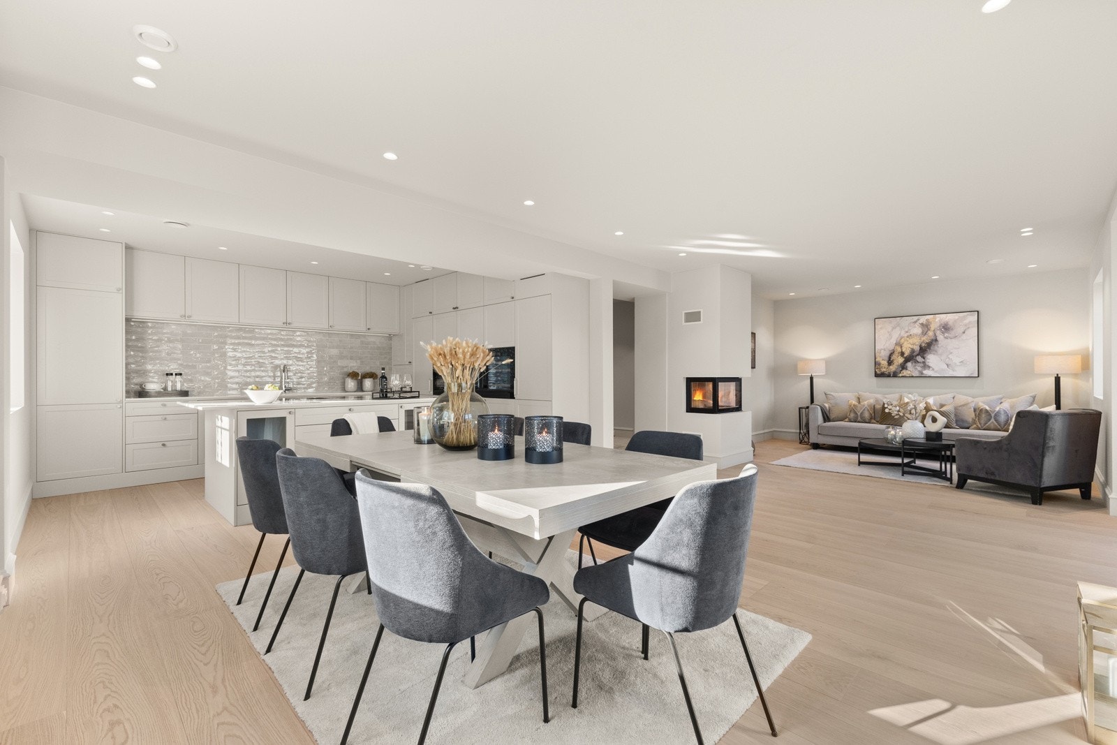 Innredningen har hvite profilerte fronter og benkeplate i kompositt med underlimt kum. Galleribilde