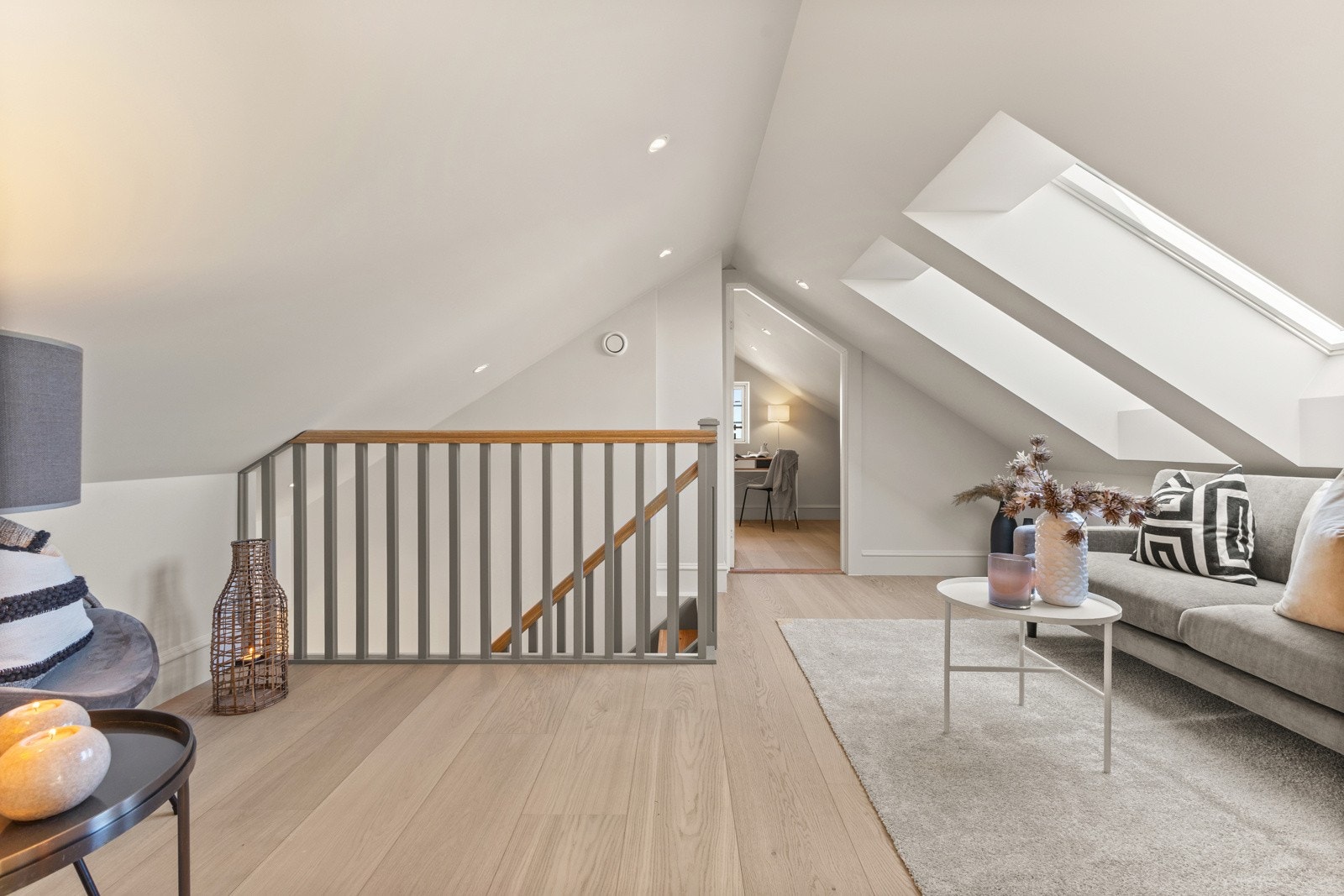 God plass til sofa med tilhørende møblement. Galleribilde