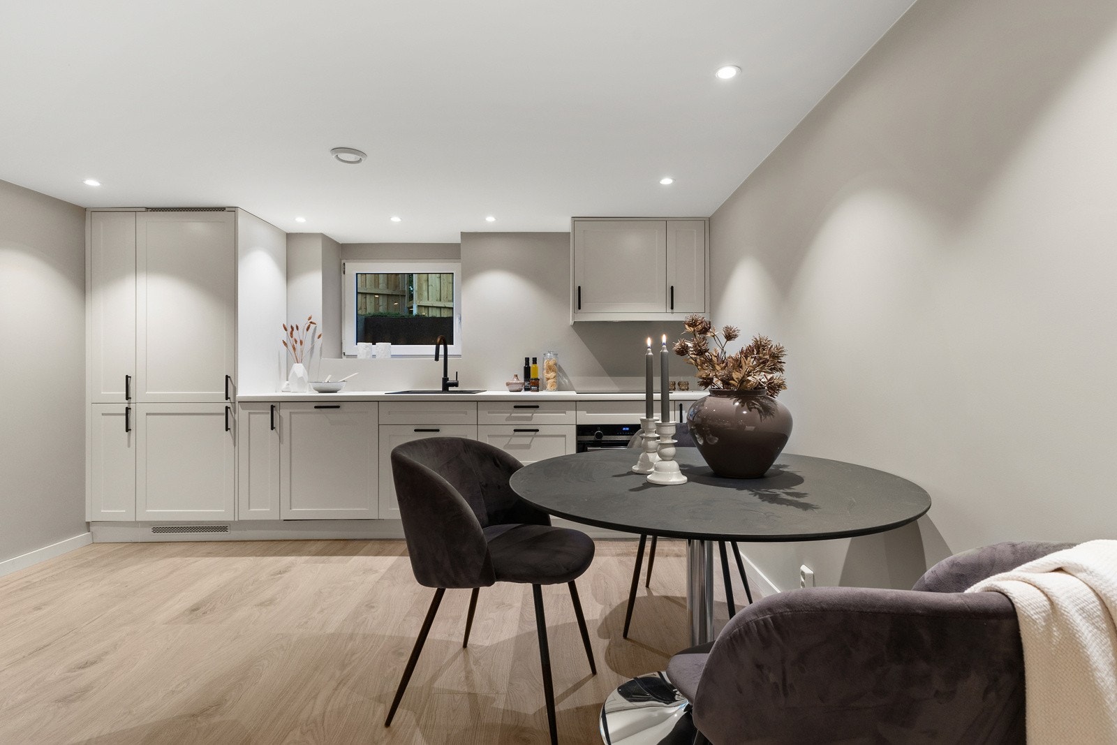 Hybel - God plass til spisebord. Galleribilde