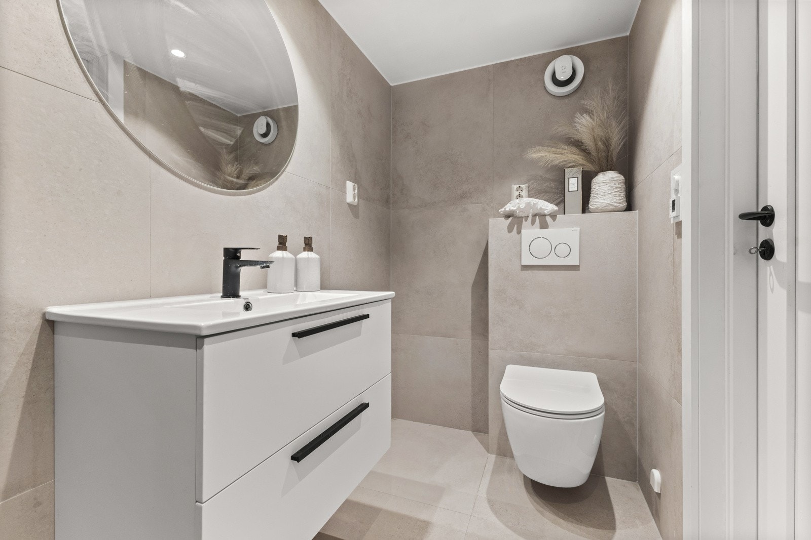 Hybel - Lekkert flislagt bad med behagelig gulvvarme. Galleribilde