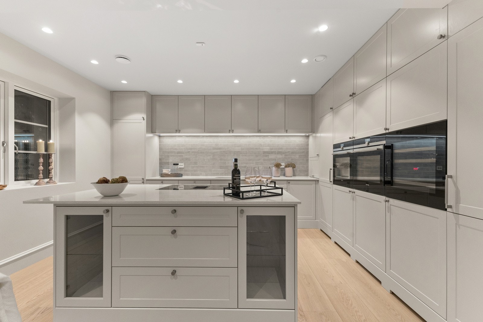 Kjøkkenet er designet med tanke på funksjonalitet og har godt med skap- og benkeplass. Galleribilde