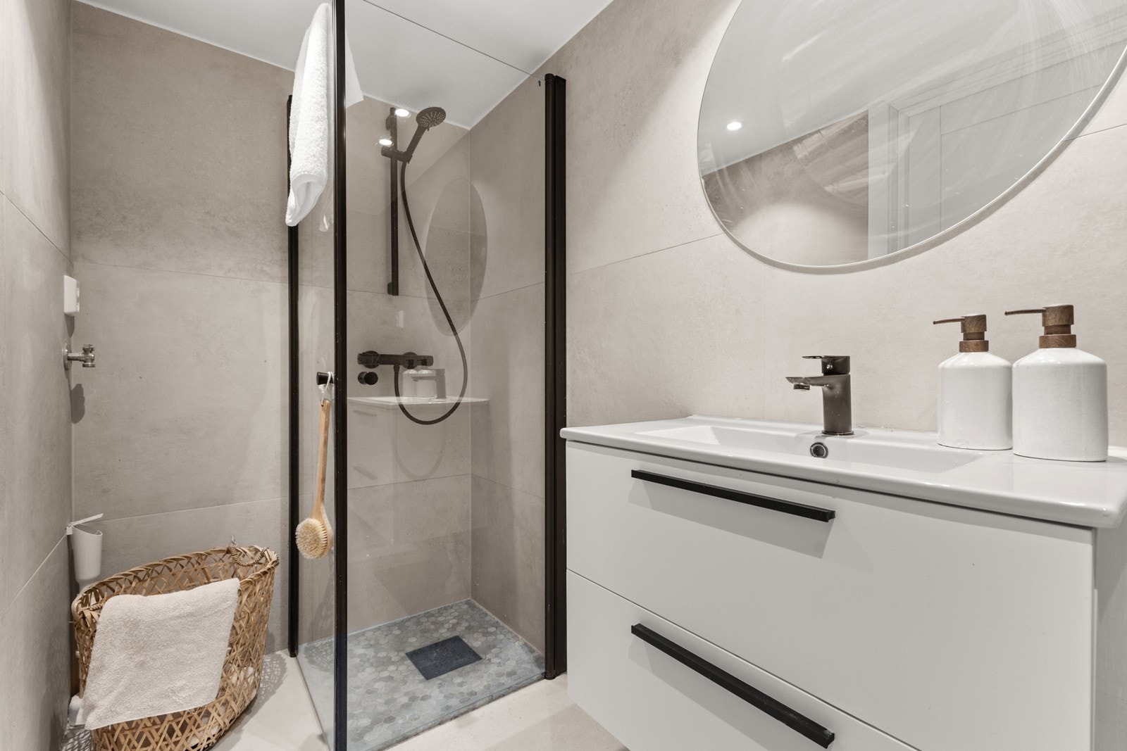 Hybel - Innredningen består av vegghengt klosett, servant med underskap og dusjhjørne med dører i glass. Videre er det opplegg for vaskemaskin. Hybelen har egen varmtvannstank på 200 liter. Galleribilde