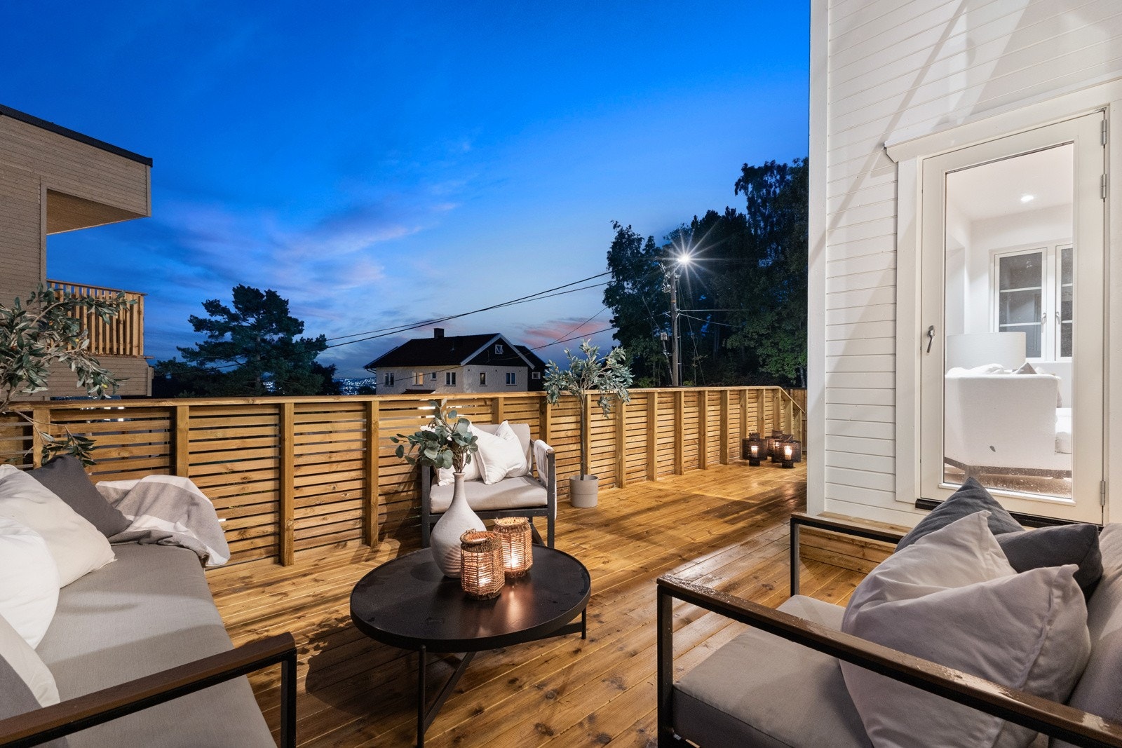 Her er det god plass til solsenger, loungemøbler og grill. Galleribilde