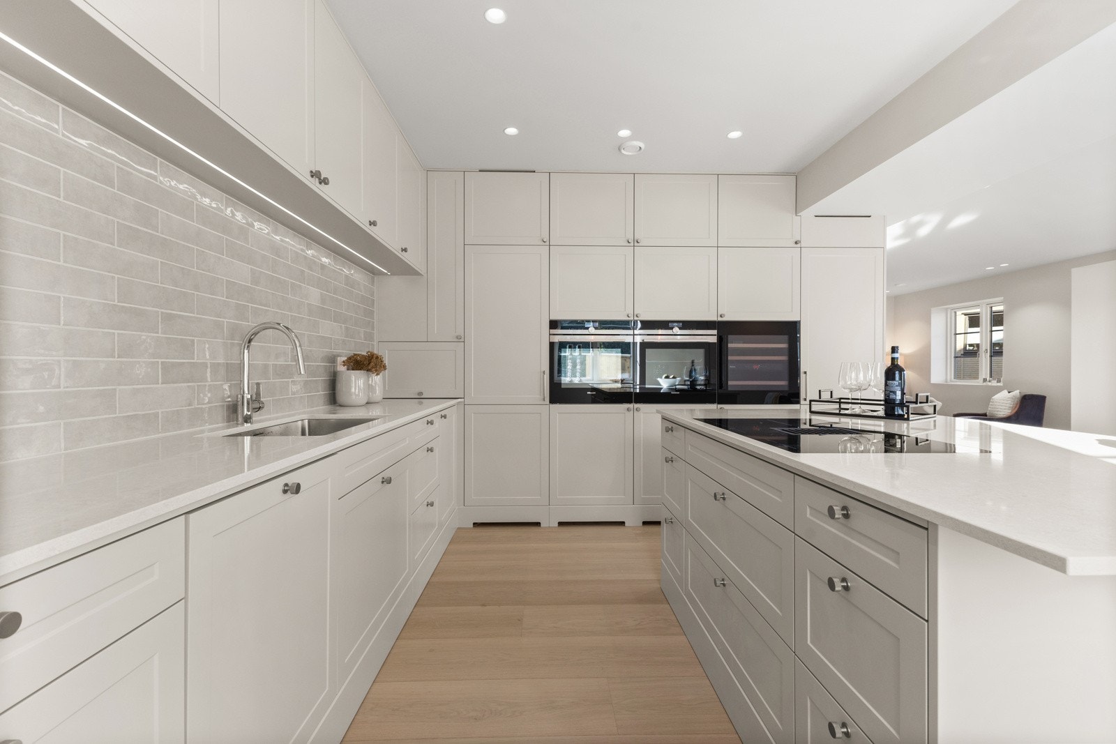 Praktisk kjøkkenøy hvor det er godt med oppbevaringsplass og platetopp med integrert ventilator med avtrekk ut. Galleribilde