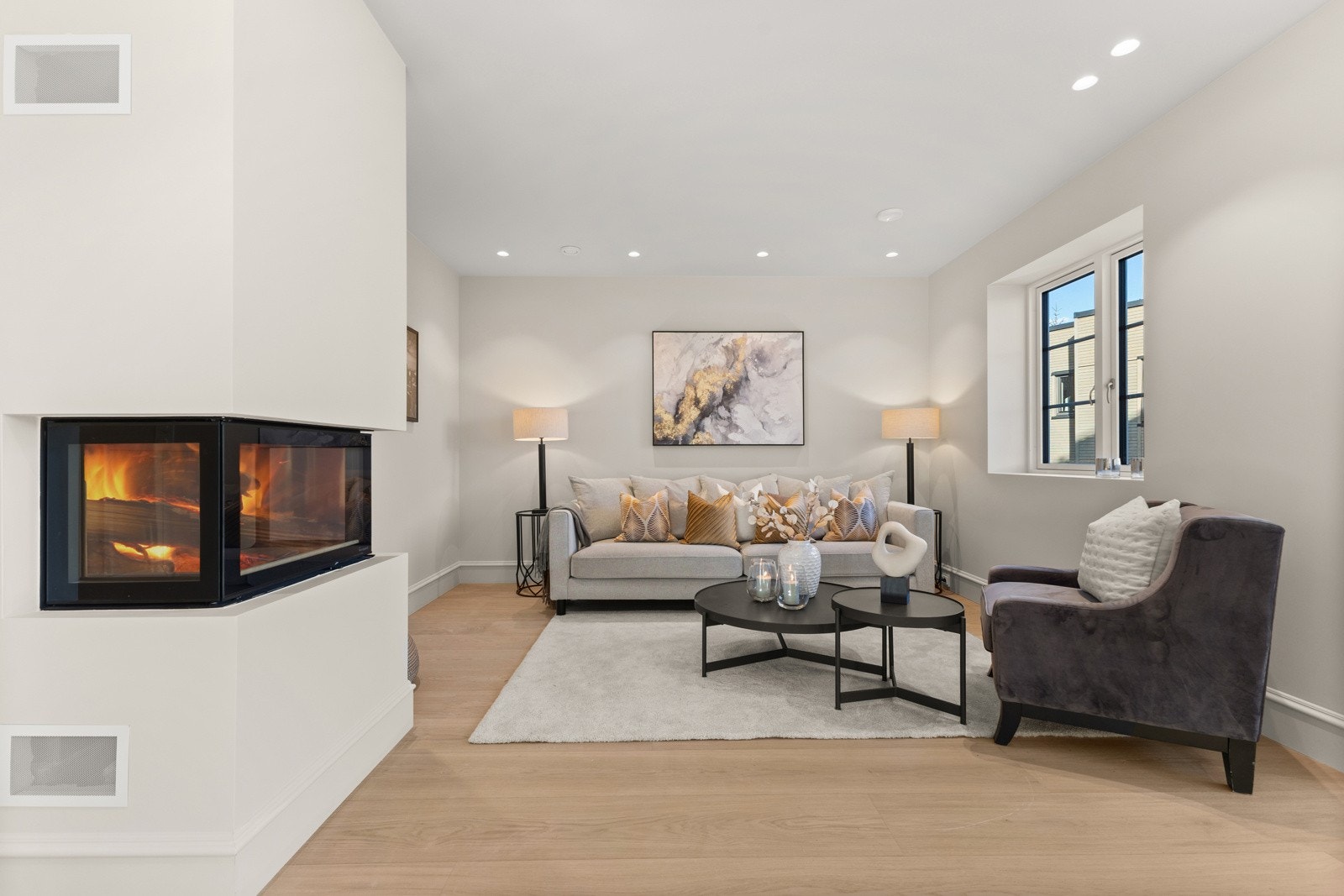 Rommet gir god plass til sofaløsning med tilhørende møblement. Galleribilde