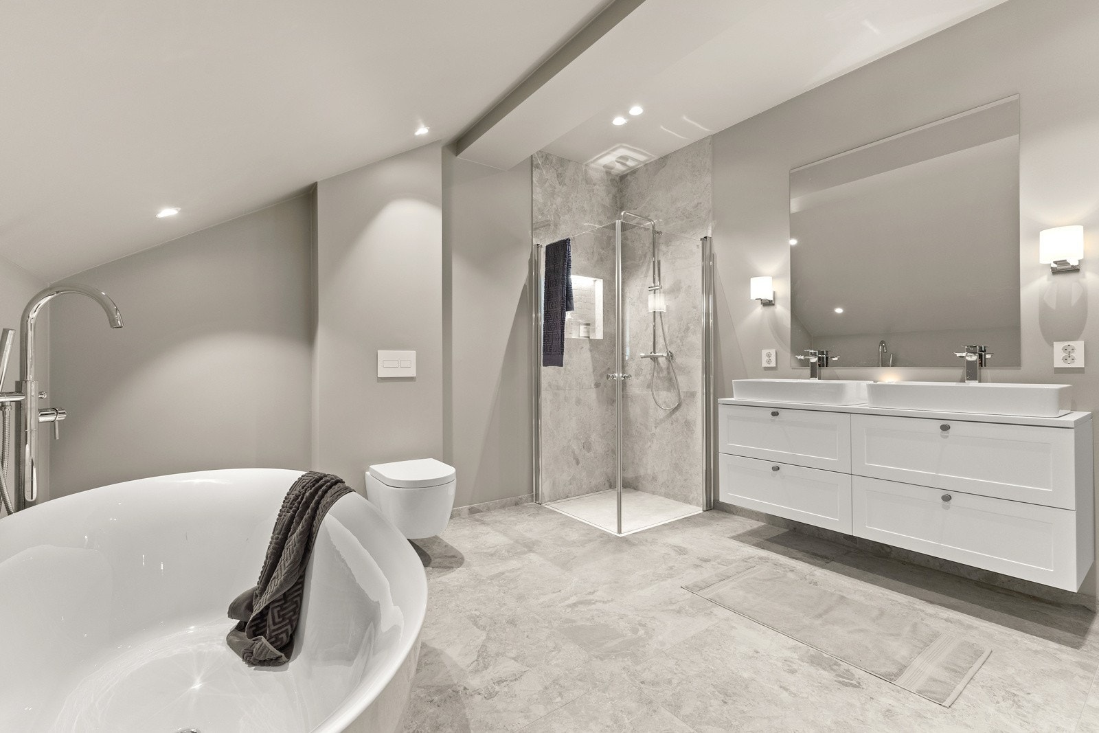 Det andre badet er i samme moderne stil, med stilrene fliser og dobbeltservant med underskap. Galleribilde