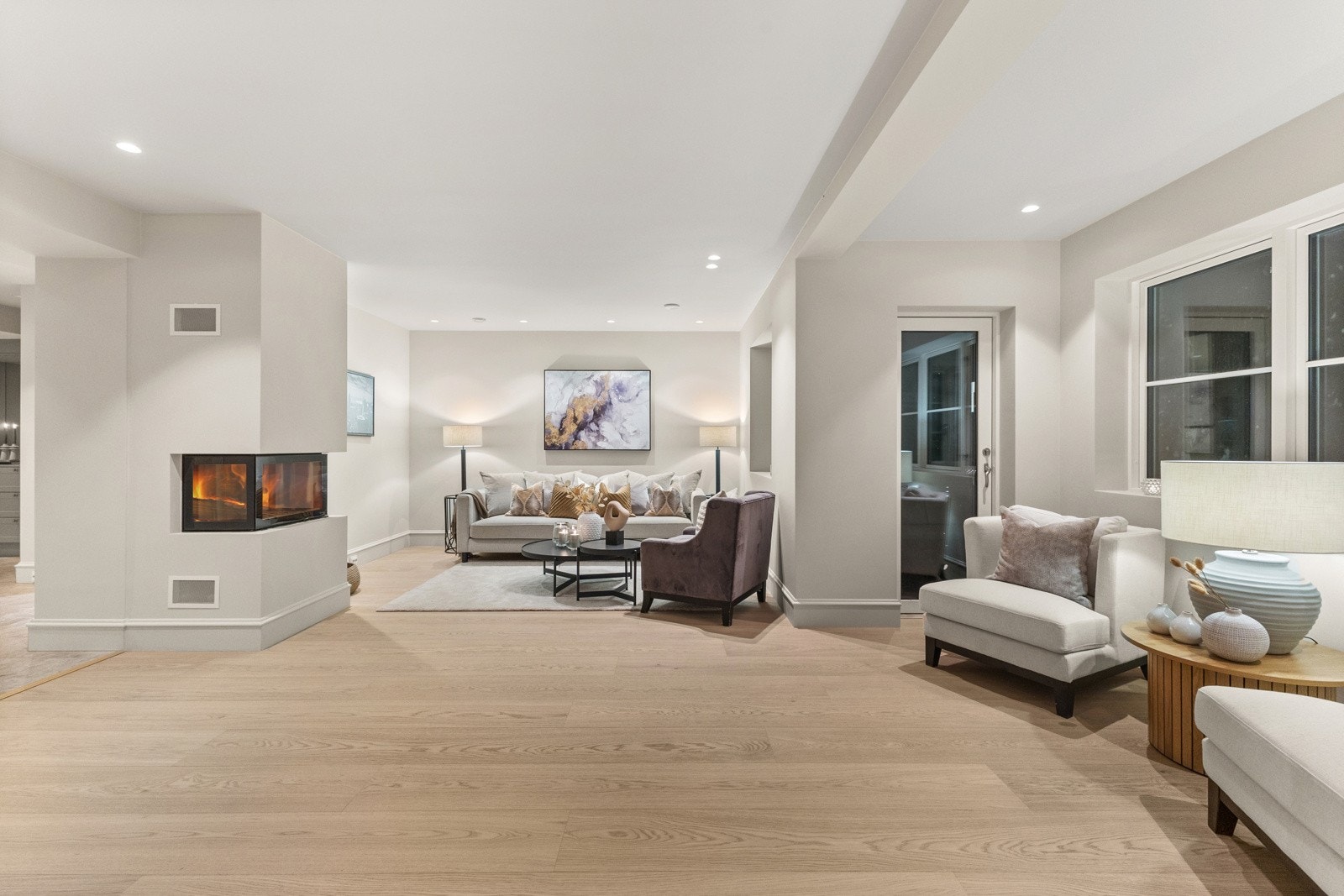 Veggene er malt i moderne farger og det er lekker parkett på gulvet. Galleribilde