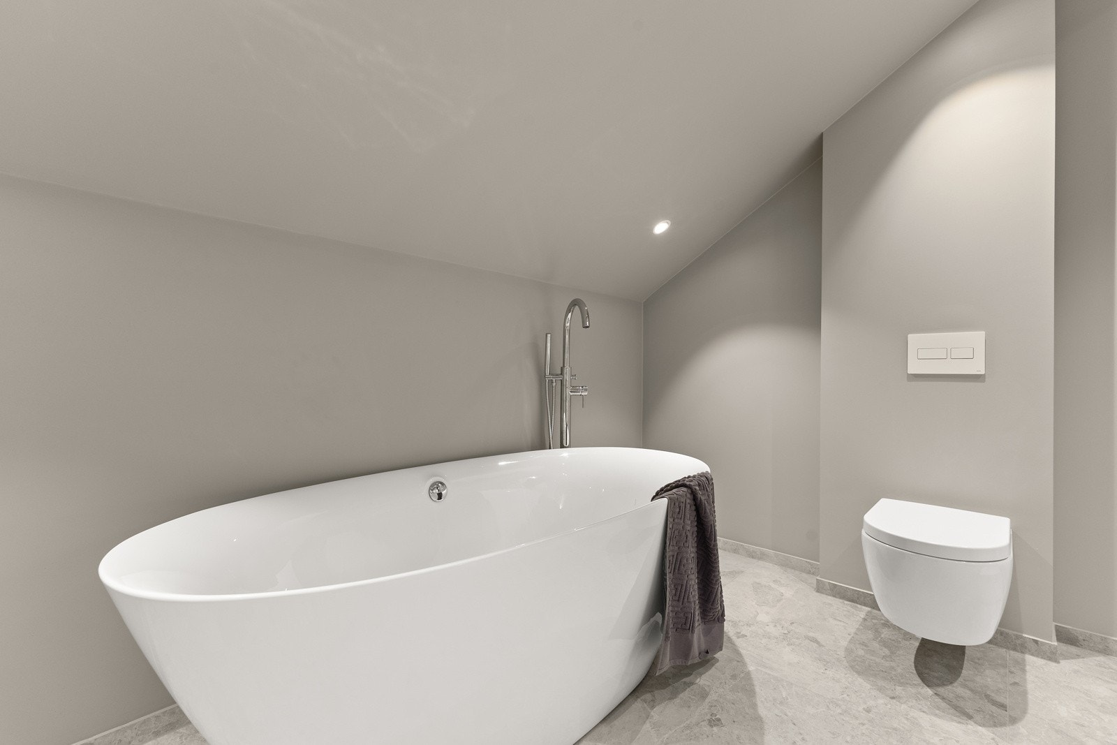 Badet er videre innredet med vegghengt klosett, romslig dusjhjørne og badekar. Galleribilde