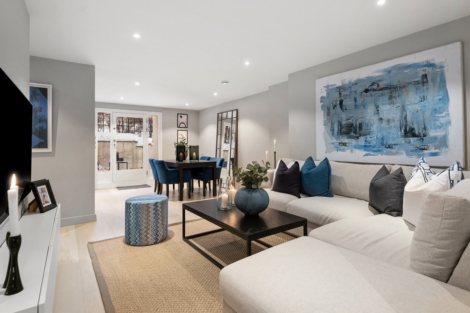 Stor og flott 2-roms i herskapelige "Marmorgården". Ny i 2007 med god standard og idyllisk egen uteplass Galleribilde