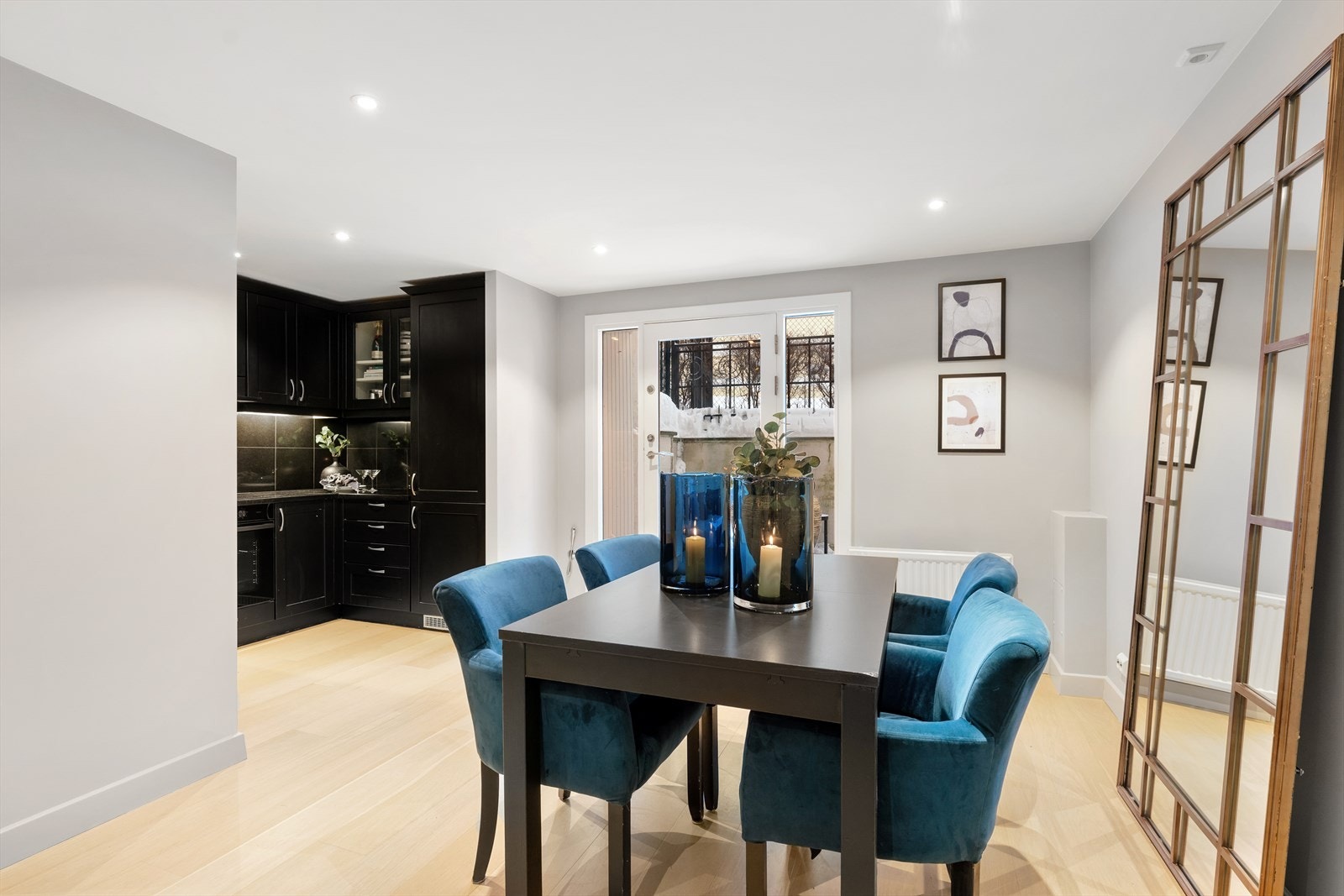 Pent kjøkken i åpen løsning mot stue/spisestue Galleribilde