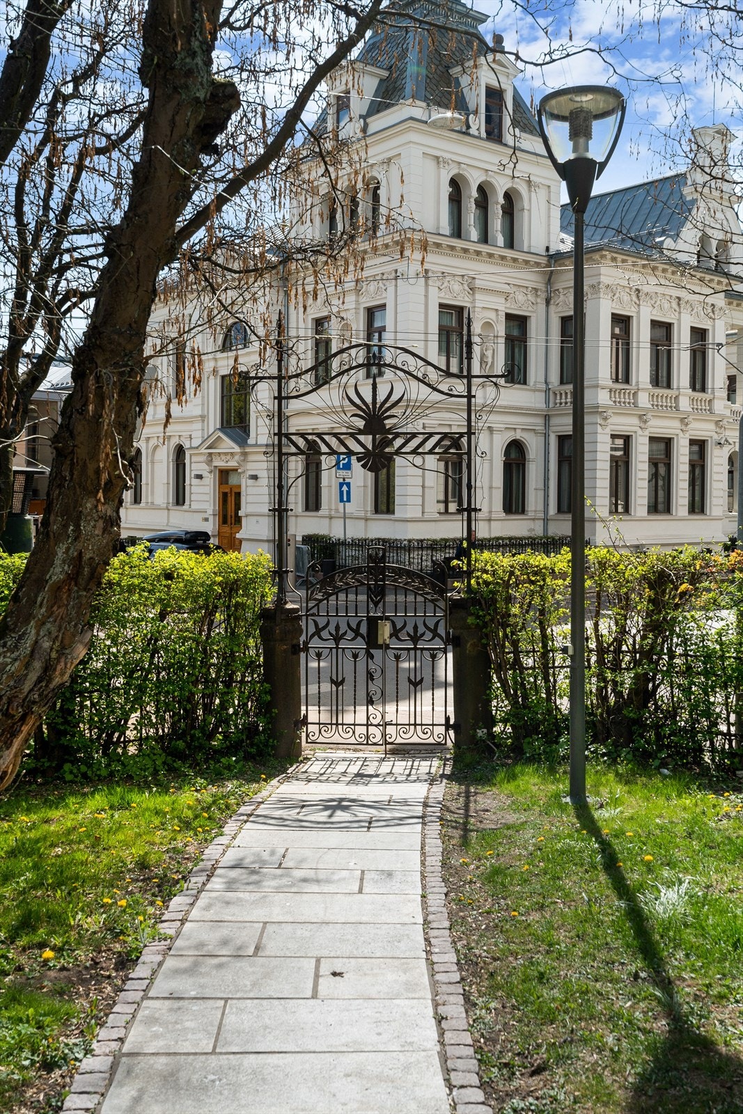 Gjerdet som omkranser eiendommen, fungerer som en elegant ramme som ytterligere forsterker gårdenes fortryllende karakter Galleribilde