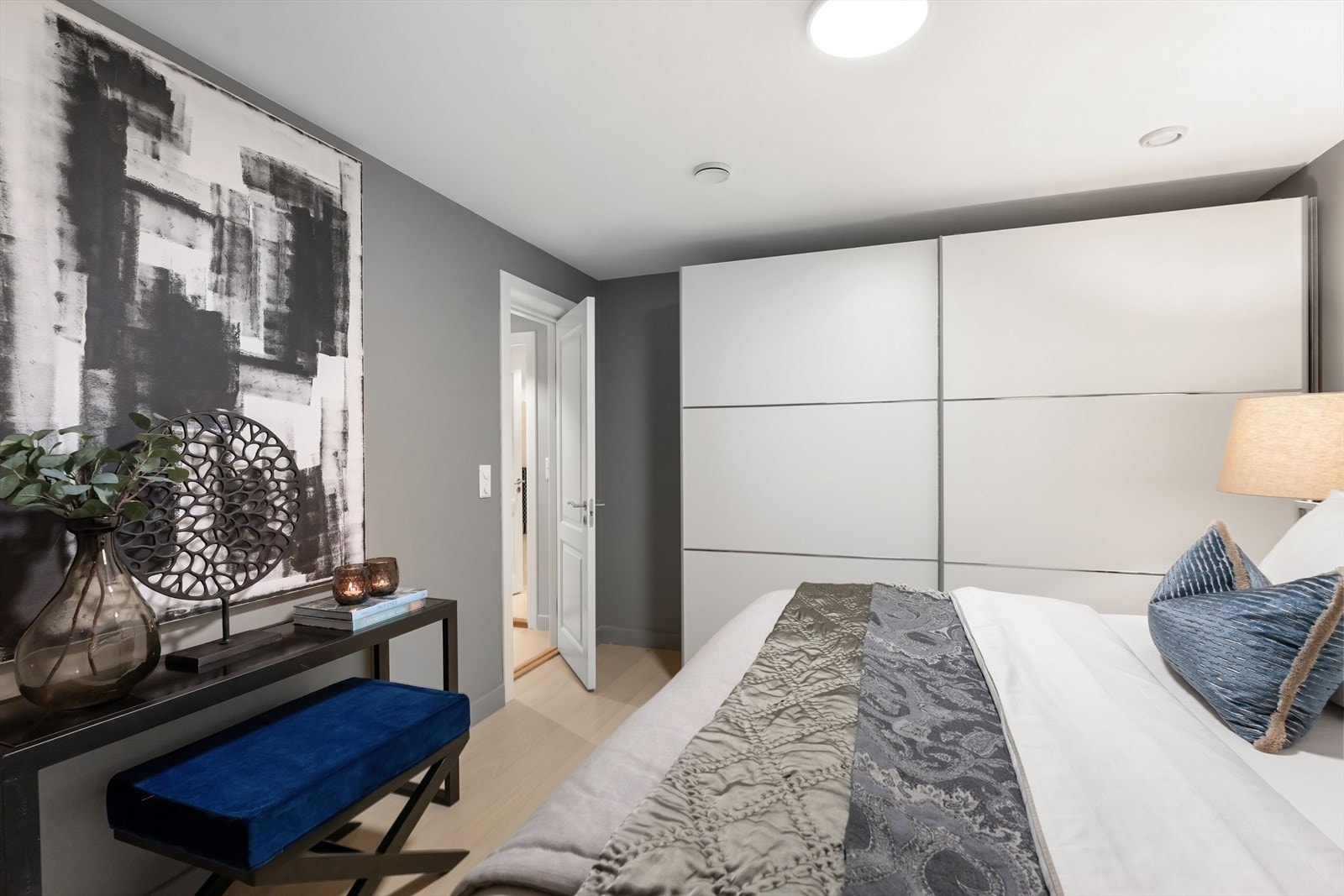 Garderobeskap med mye plass Galleribilde