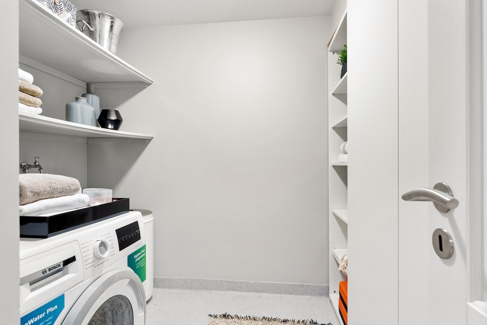 Eget stort innvendig vaskerom/bod på ca. 5 m2 med mye plass for lagring Galleribilde