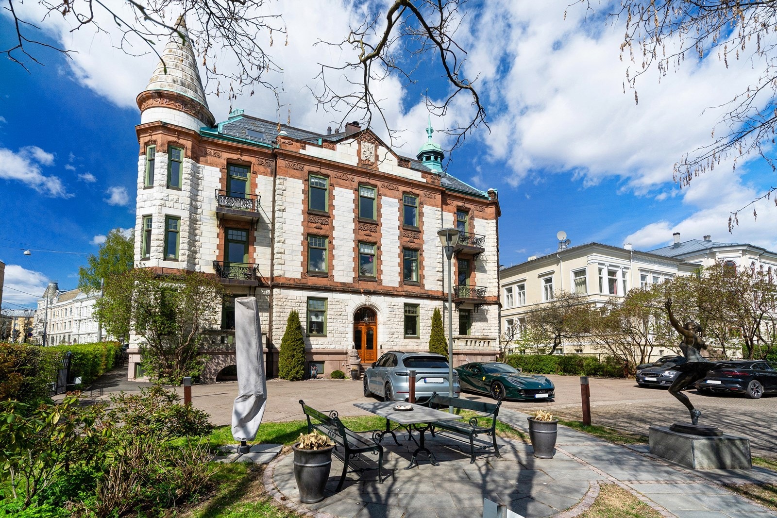 Riddervolds gate 4, også kalt Marmorgården (ark. Kristen Rivertz og Oscar Hoff), hjørnebygning i tre etasjer oppført i 1898 for Julius Fougner Galleribilde