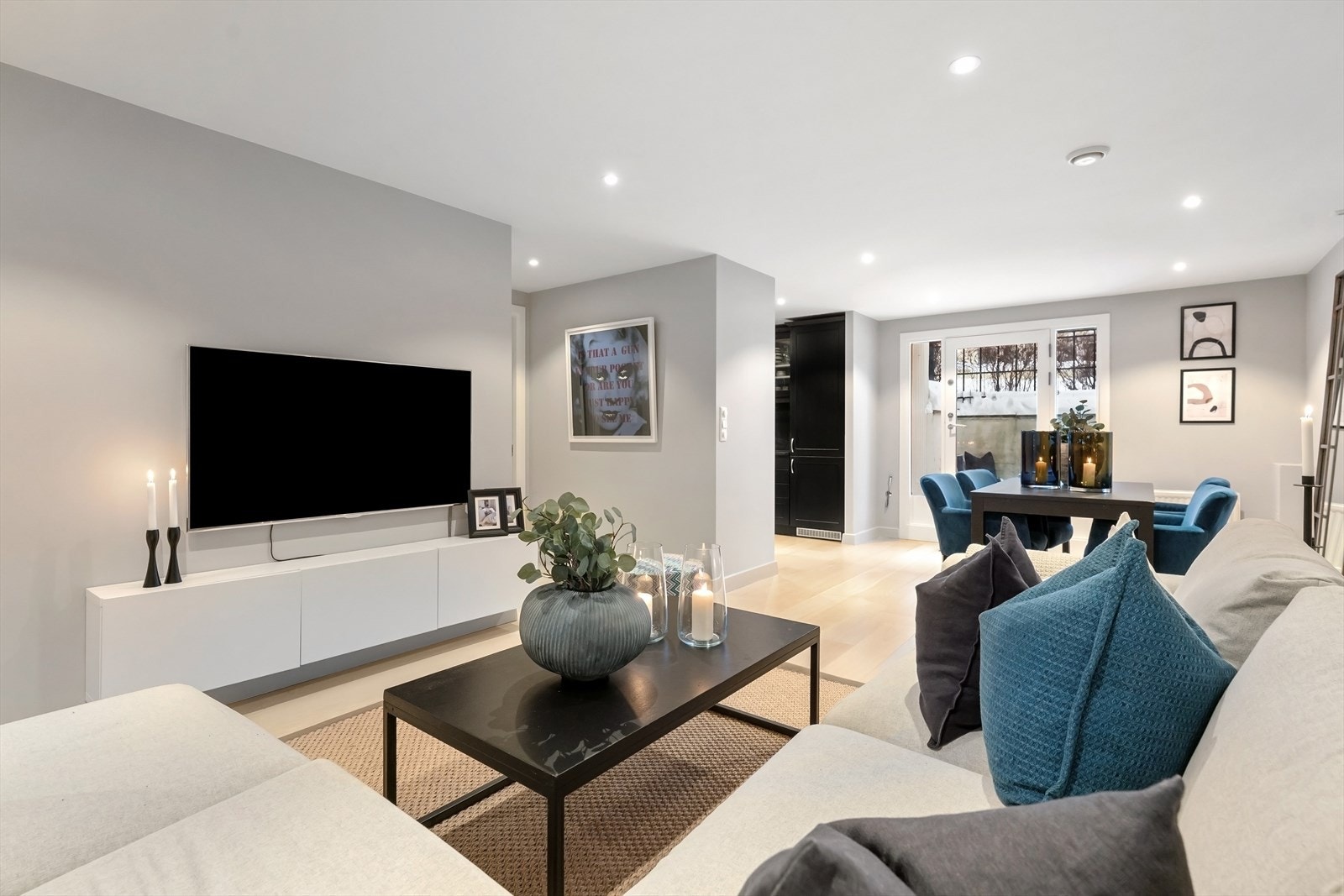 Den generøse takhøyden åpner opp og slipper lyset inn Galleribilde