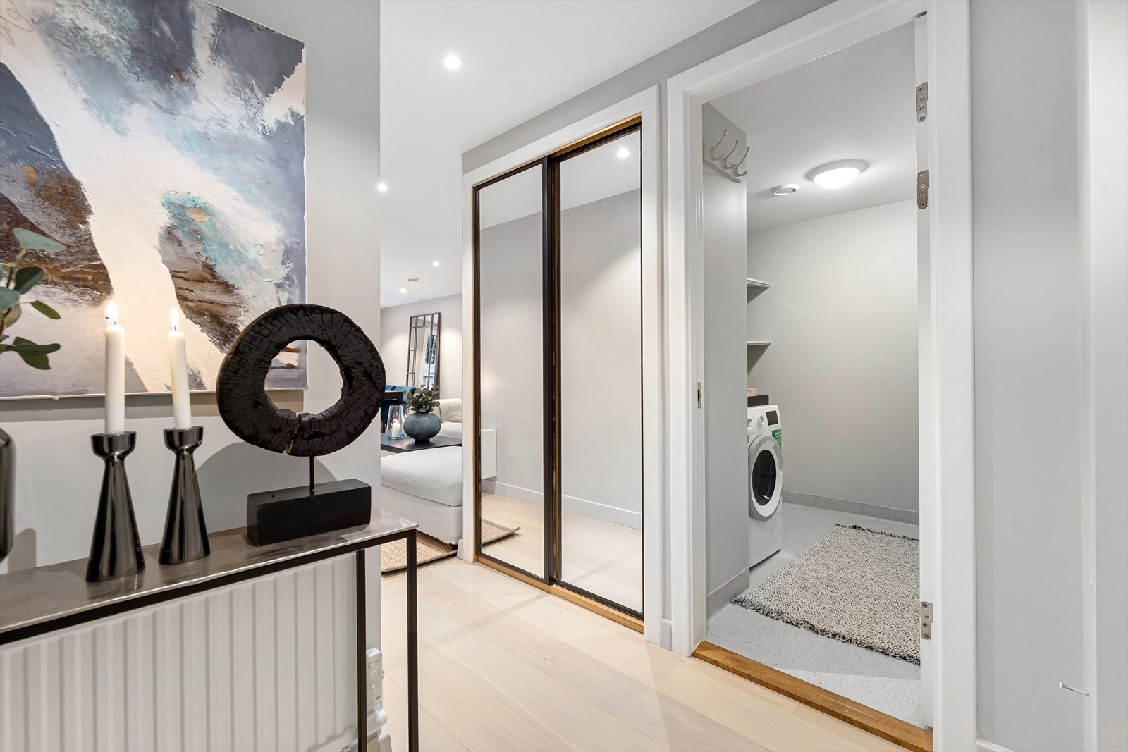 Det er også garderobeskap i gang Galleribilde