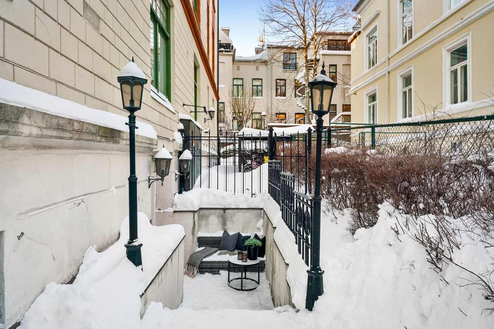 Leiligheten har både inngang fra egen uteplass samt fra felles oppgang Galleribilde