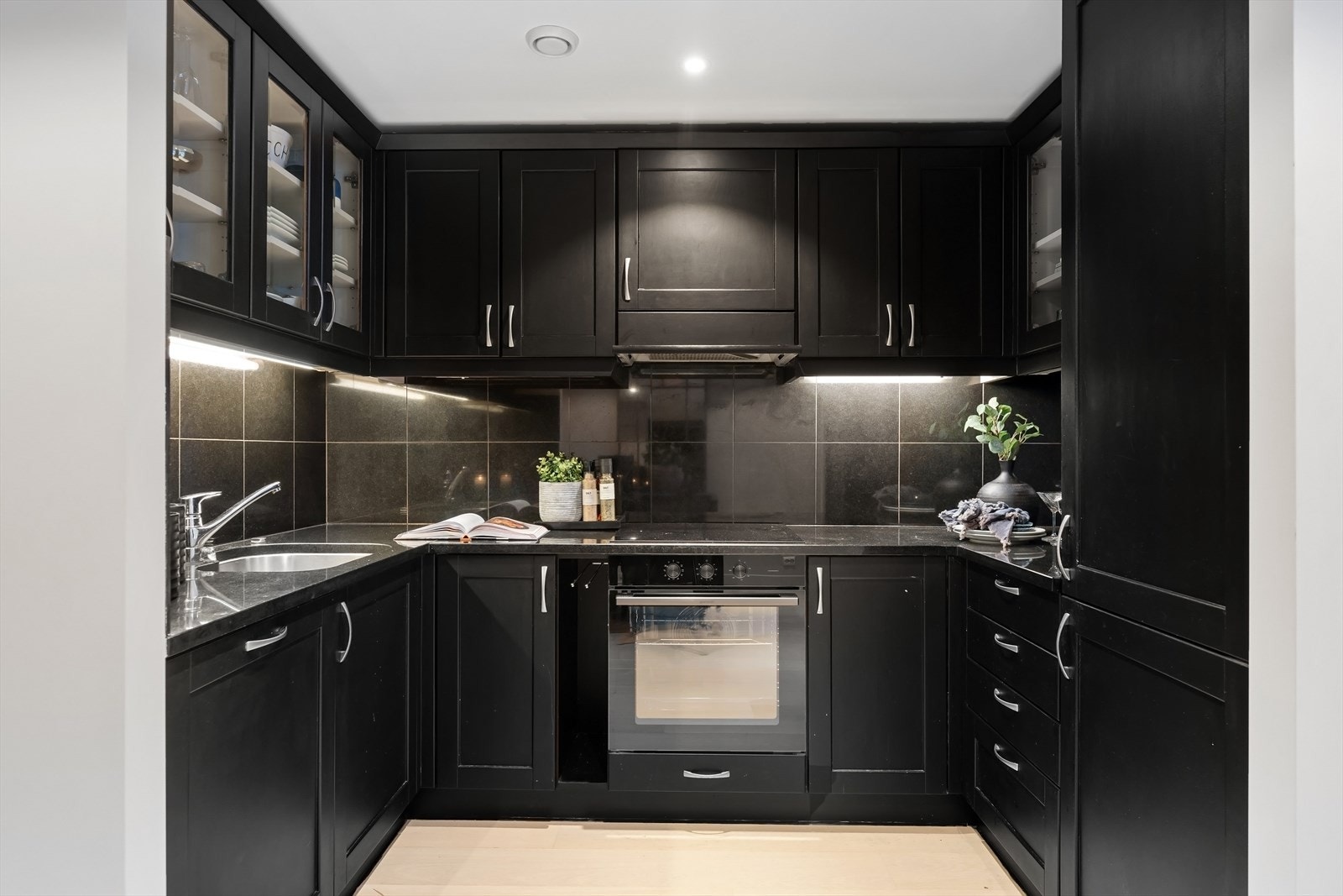 God med skap- og benkeplass på kjøkken Galleribilde