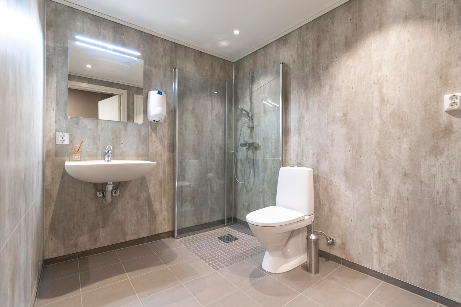 Stort toalettrom med dusj Galleribilde