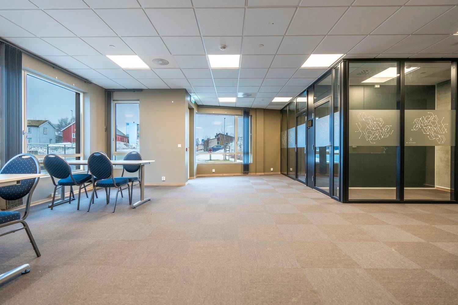 Romslig åpent kontorlandskap med gode lysforhold Galleribilde