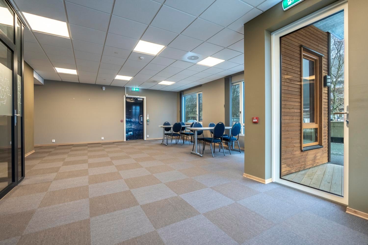 Romslig åpent kontorlandskap sentralt på Orkanger Galleribilde