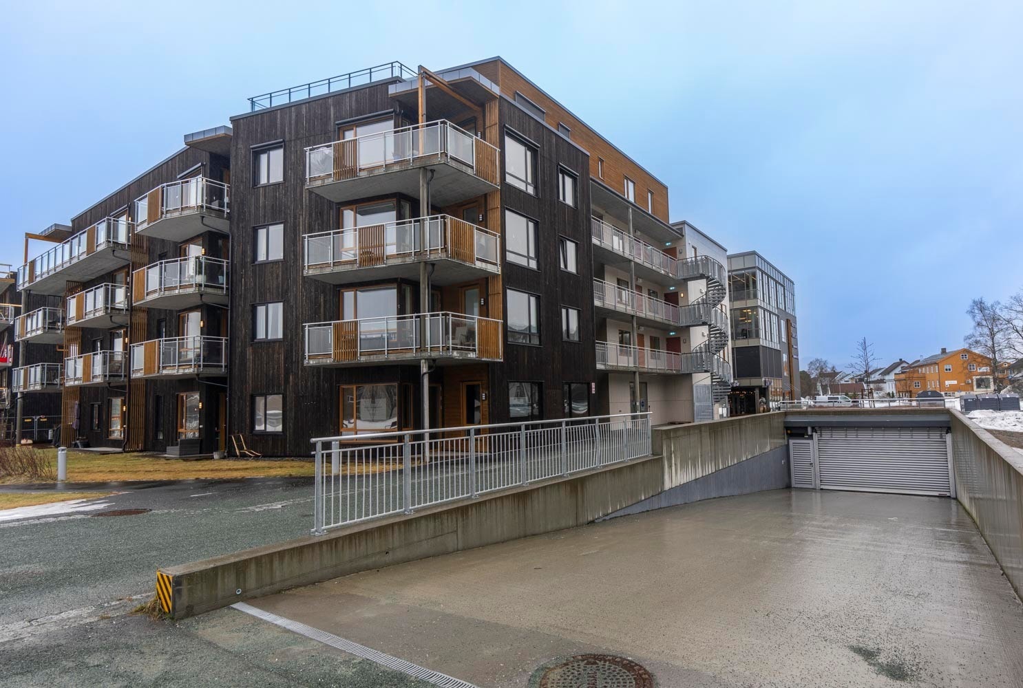 Moderne bygg midt i sentrum av Orkanger. Tilgang på parkeringsplass utenfor Galleribilde