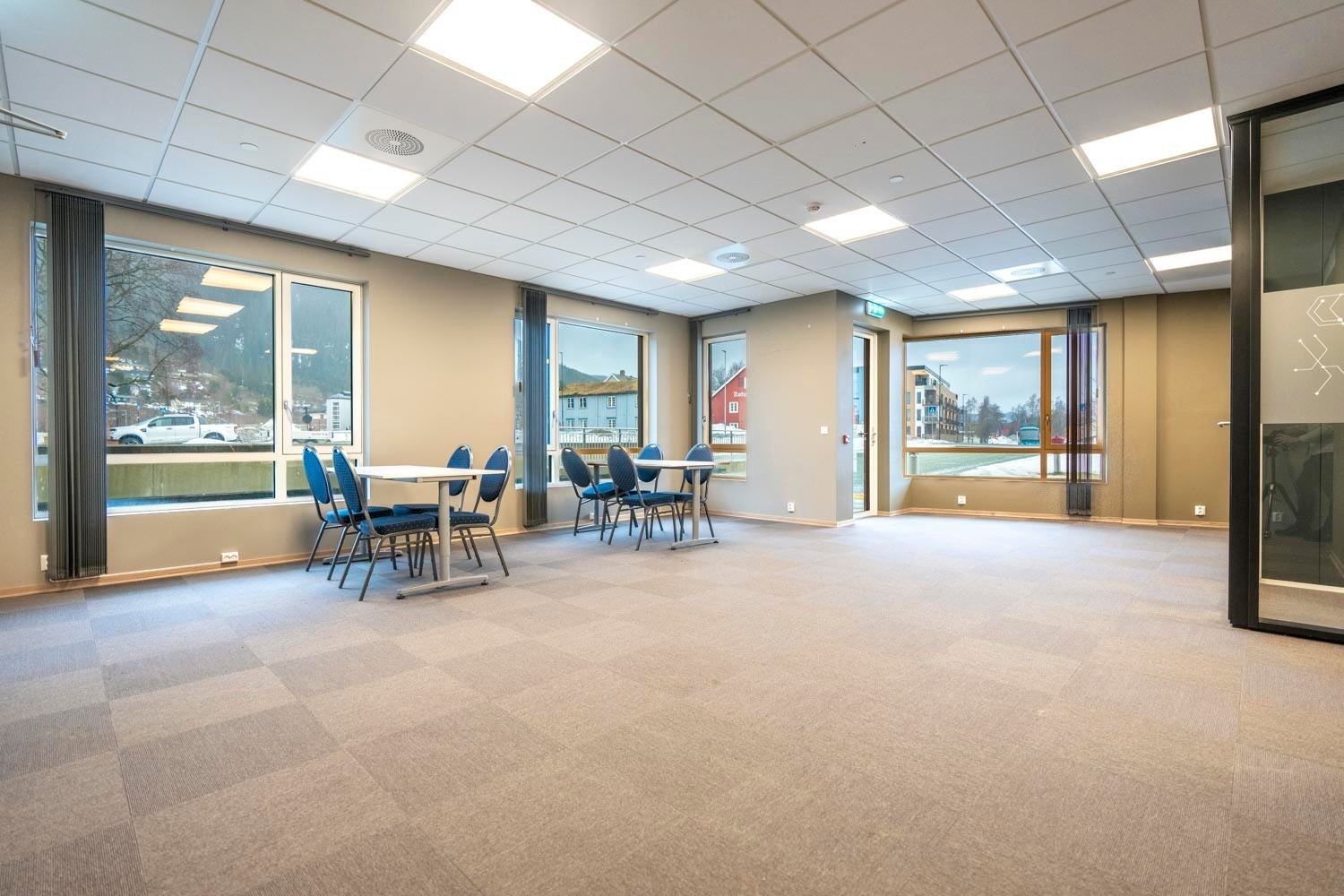 Romslig åpent kontorlandskap med gode lysforhold Galleribilde