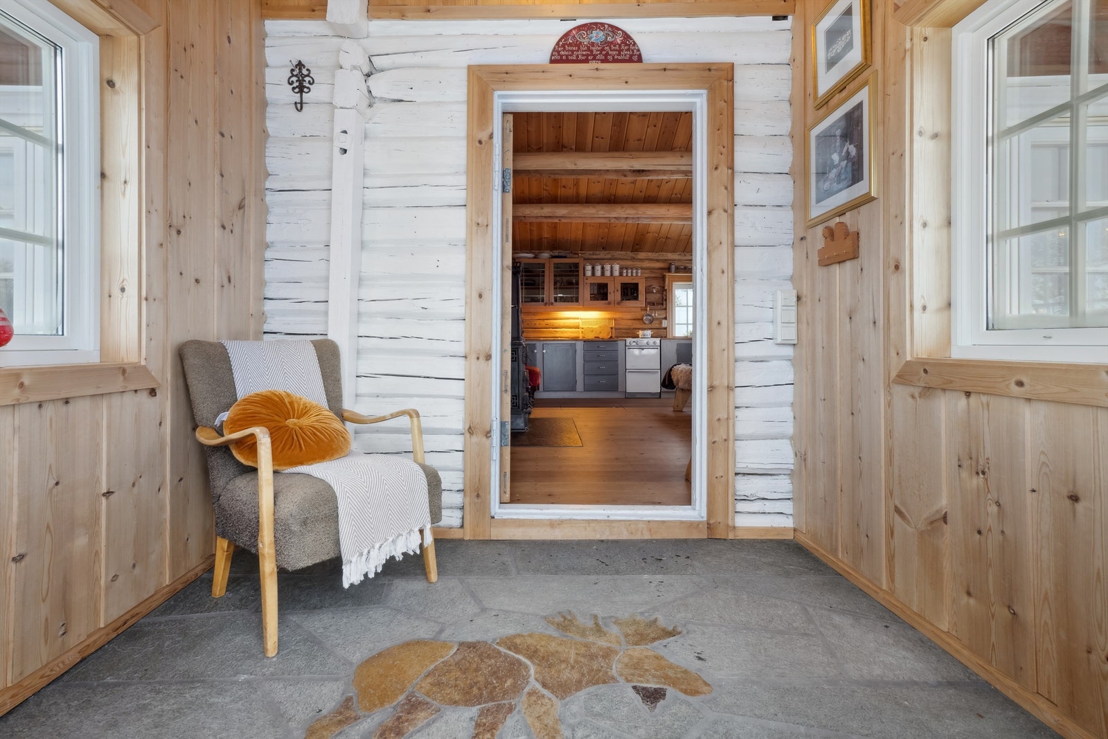 Lyst og trivelig inngangsparti. Det er varmekabler i gulvet. Galleribilde