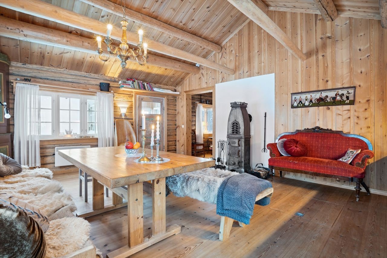 I stua finner du en pen etasjeovn med god varme. Galleribilde