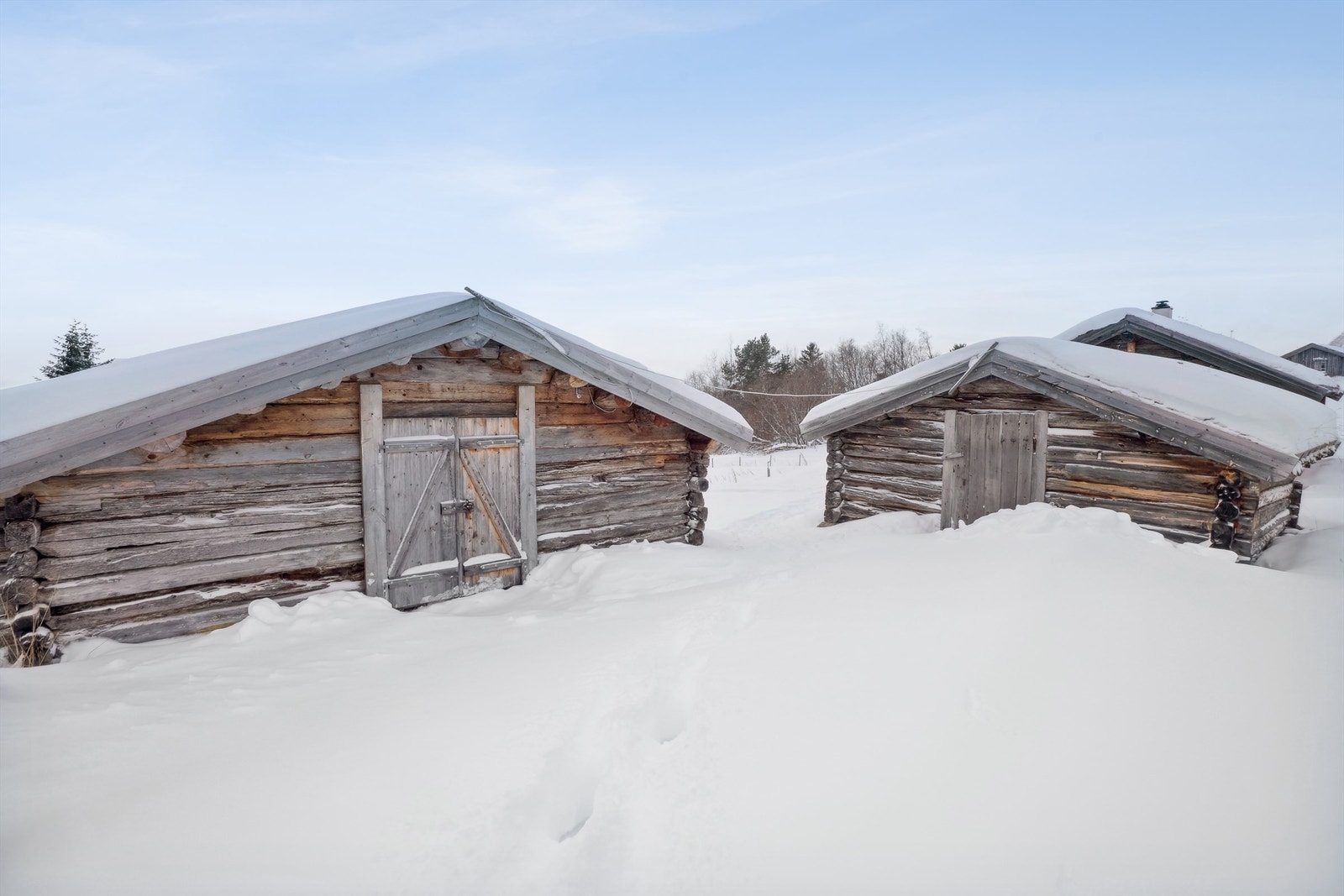 Fjøset til venstre, et eldre kufjøsfra 1800-tallet, har godt med lagringsplass. Galleribilde