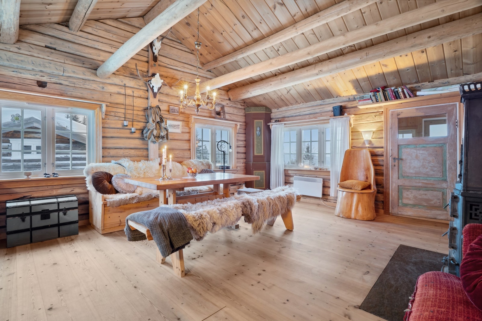 Stuerommet er som ei typisk "Østerdalsstue" med god plass og høyt under taket. Galleribilde