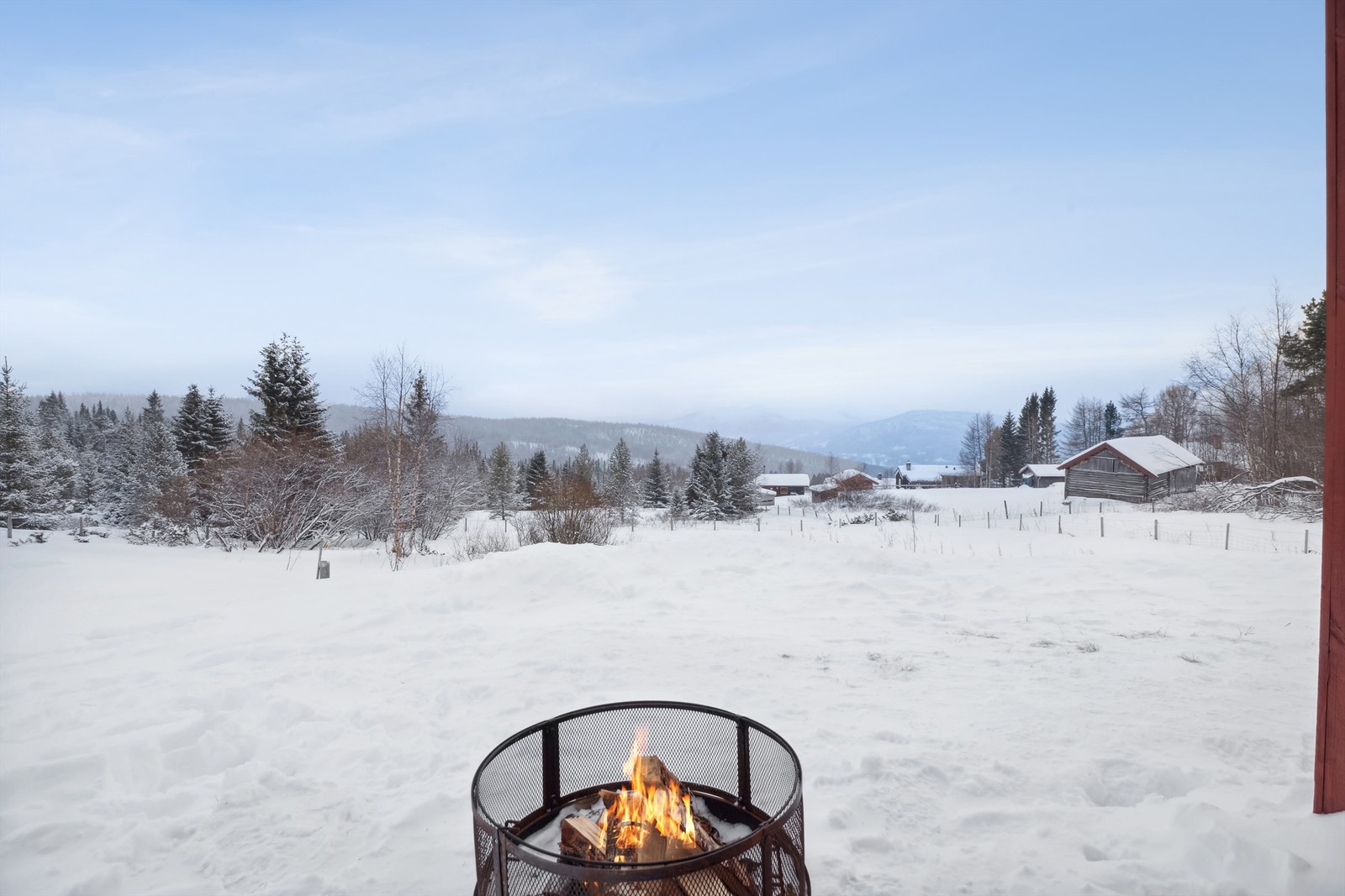 Tomten er romslig, og opparbeidet med naturtomt. Galleribilde