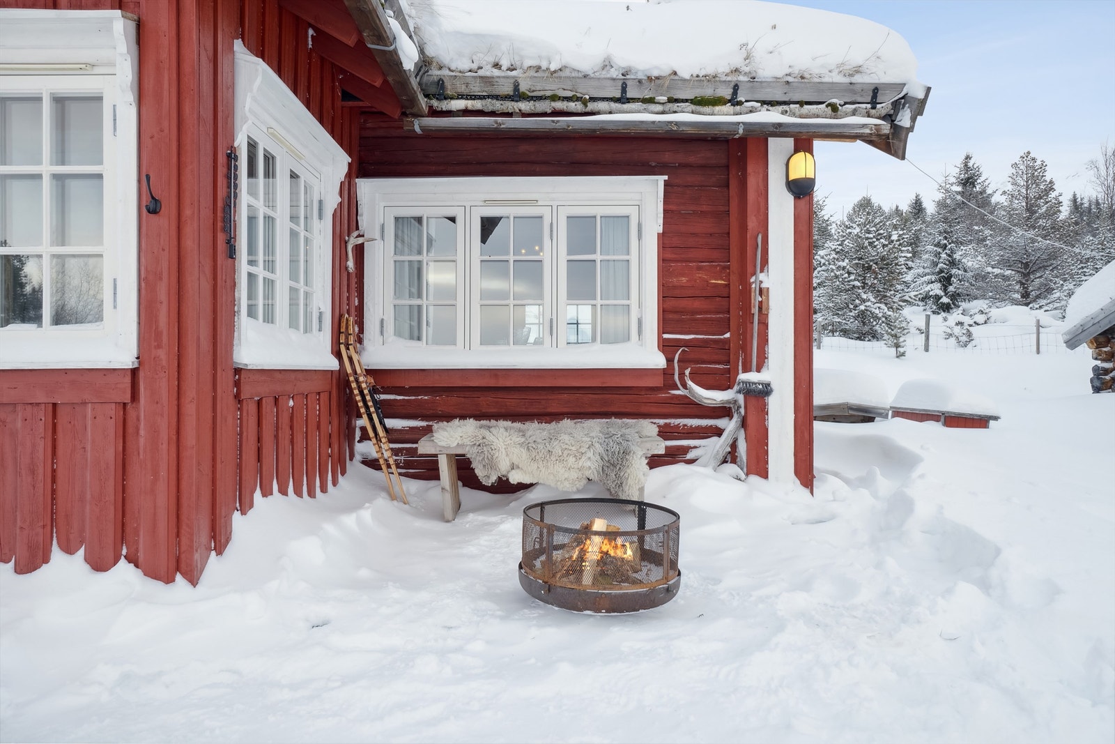 Hyggelig uteplass foran hytta. Her kan du nyte fine dager både sommer og vinter på plattingen. Galleribilde