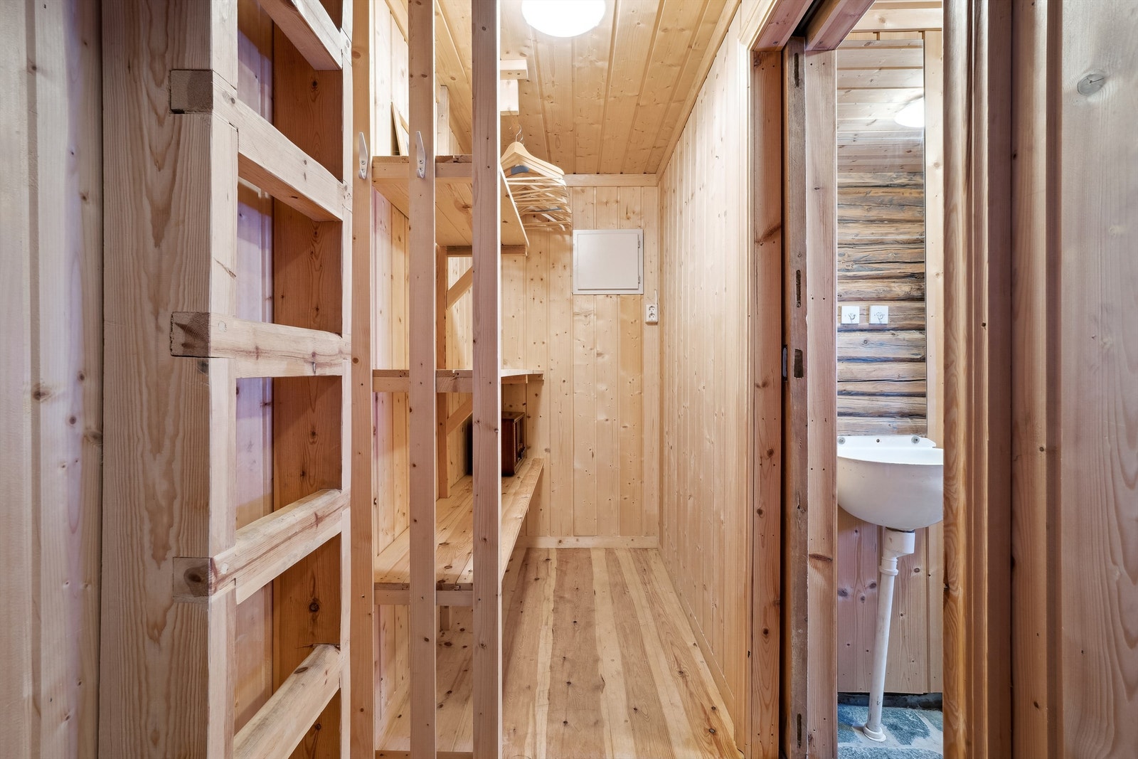 I gangen er det plassbygde trehyller, og plassbygd trapp opp til hemsen. Galleribilde