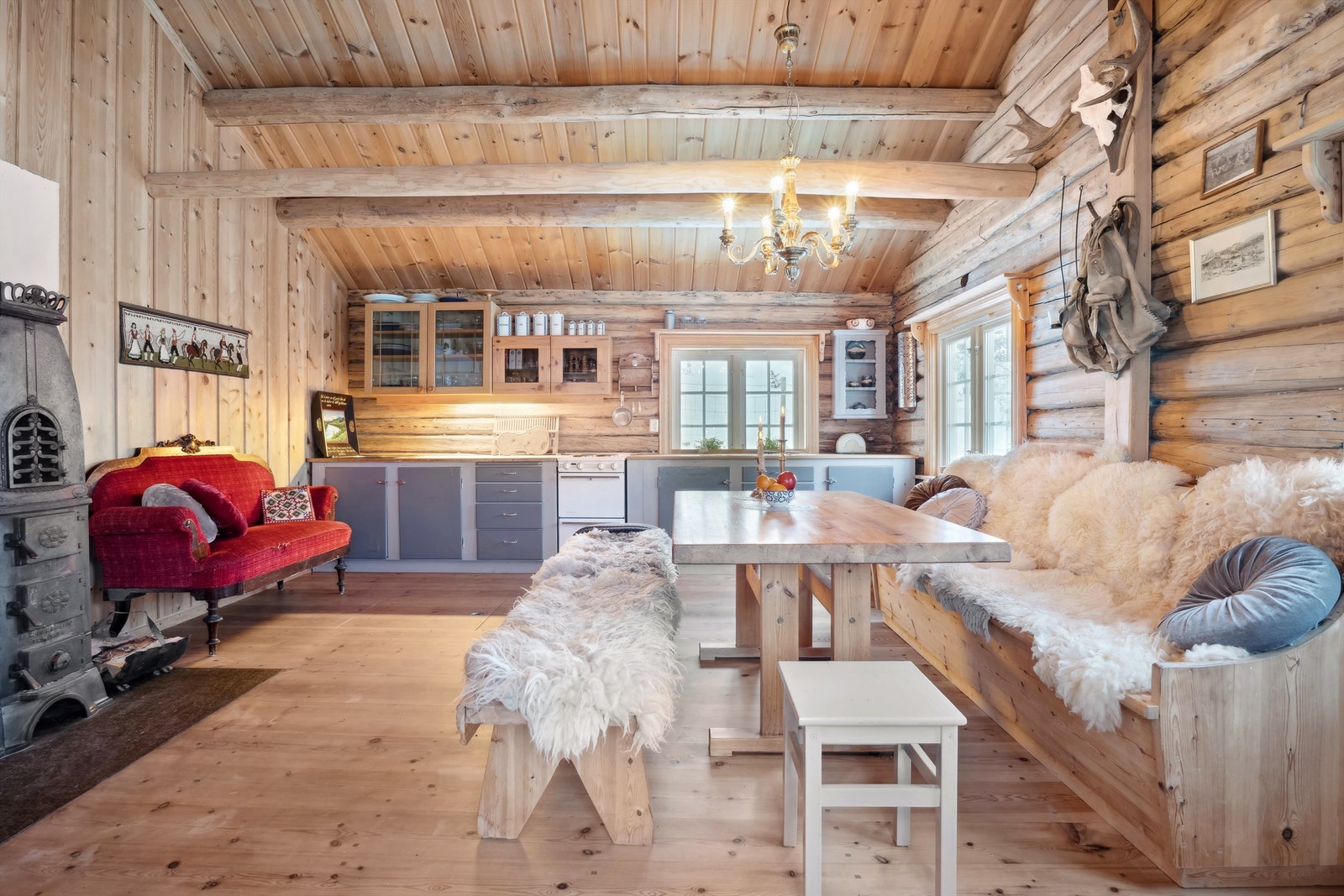 Denne laftede hytta har en koselig og varm atmosfære . Galleribilde