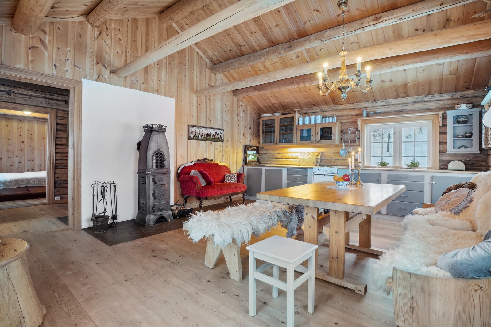 Hytta har en åpen stue/kjøkkenløsning som gir god plass til å samle familie og venner. Galleribilde