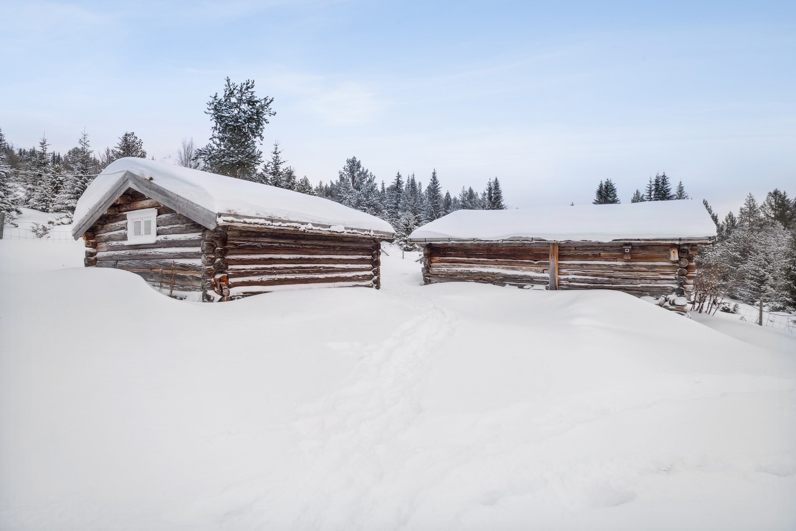 Fjøs/lager til høyre i bildet. Den laftede bua til venstre vil bli tatt ned og følger ikke med i salget. Les mer i salgsoppgaven. Galleribilde