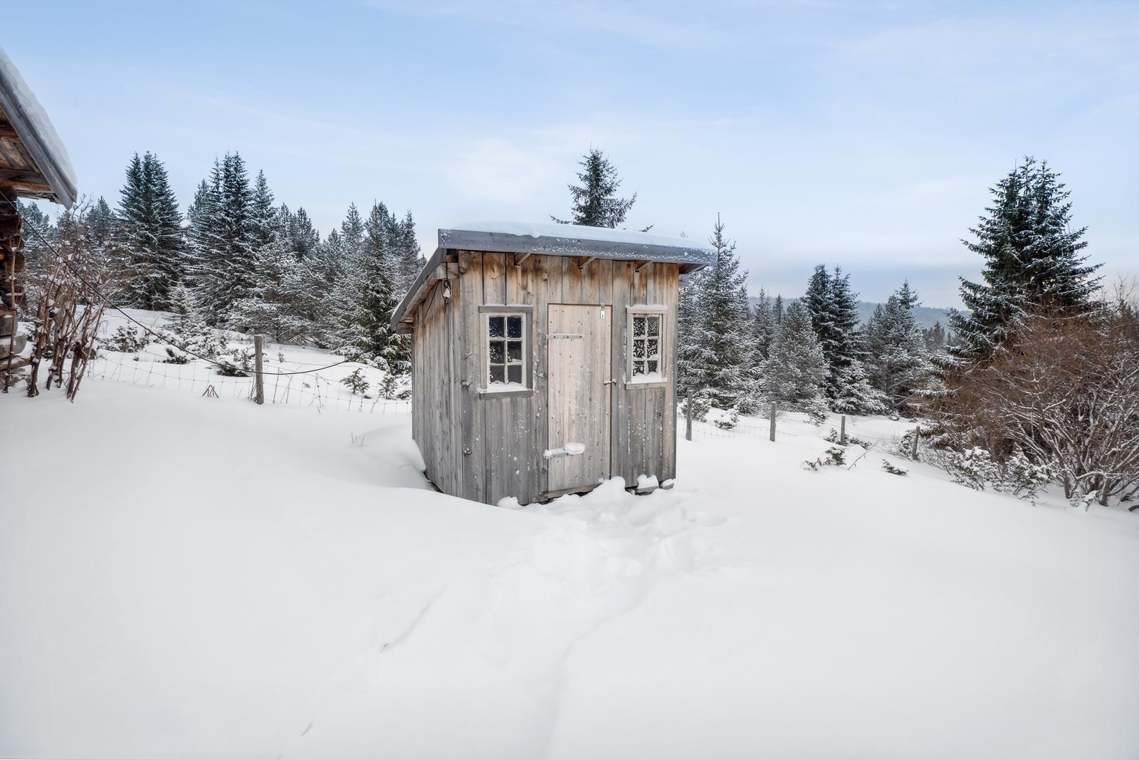To-seters utedeo. Bygget i samme stil som de tidligere "kok-husene" på setervangen. Galleribilde