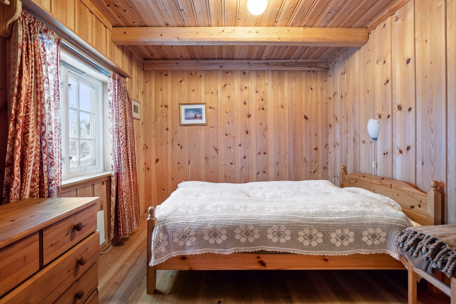 Hovedsoverommet har god plass til dobbeltseng. Galleribilde